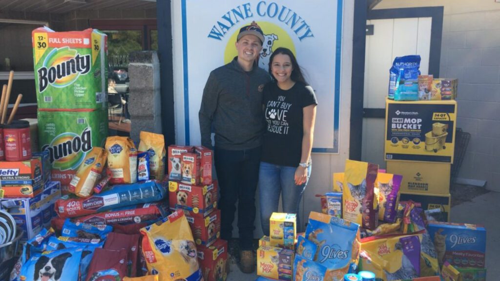 Casal escolheu trocar presentes de casamento por comida para cachorrinhos carentes