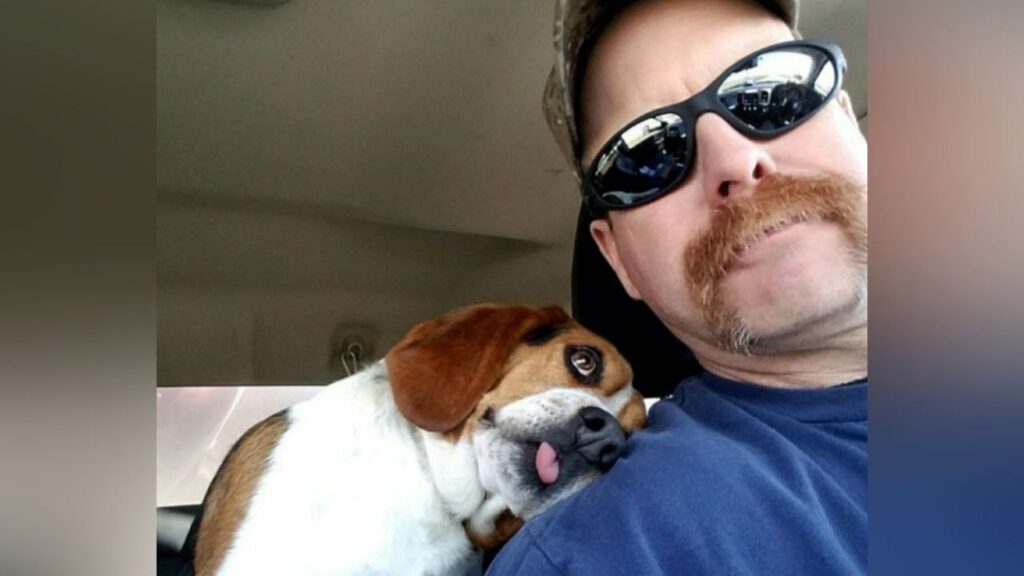 Cachorro recém-resgatado agradece a seu novo “pai” por salvá-lo
